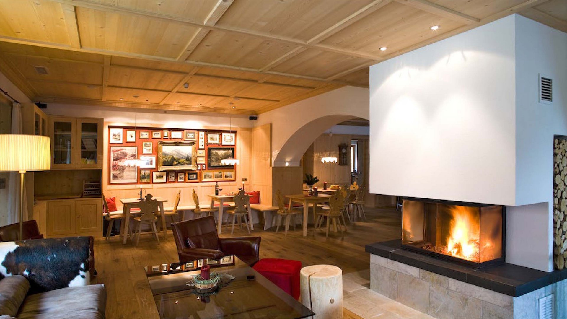 Zeit zum Verweilen im Kaminzimmer im Hotel Bella Vista.