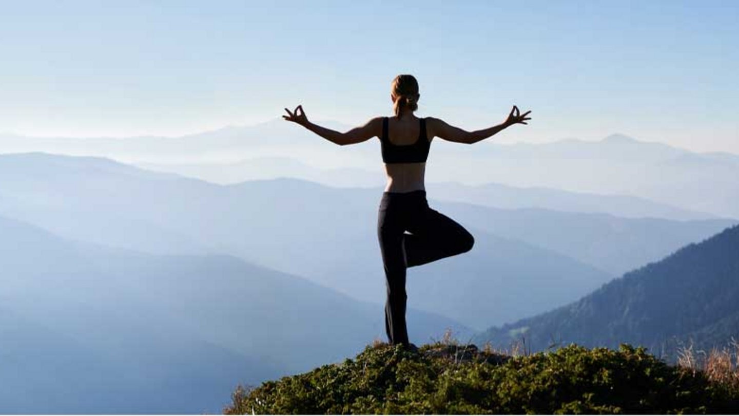 Yoga-Praxis mit atemberaubender Aussicht in den Alpen des Hotel Bella Vista, ideal für Entspannung und Meditation.