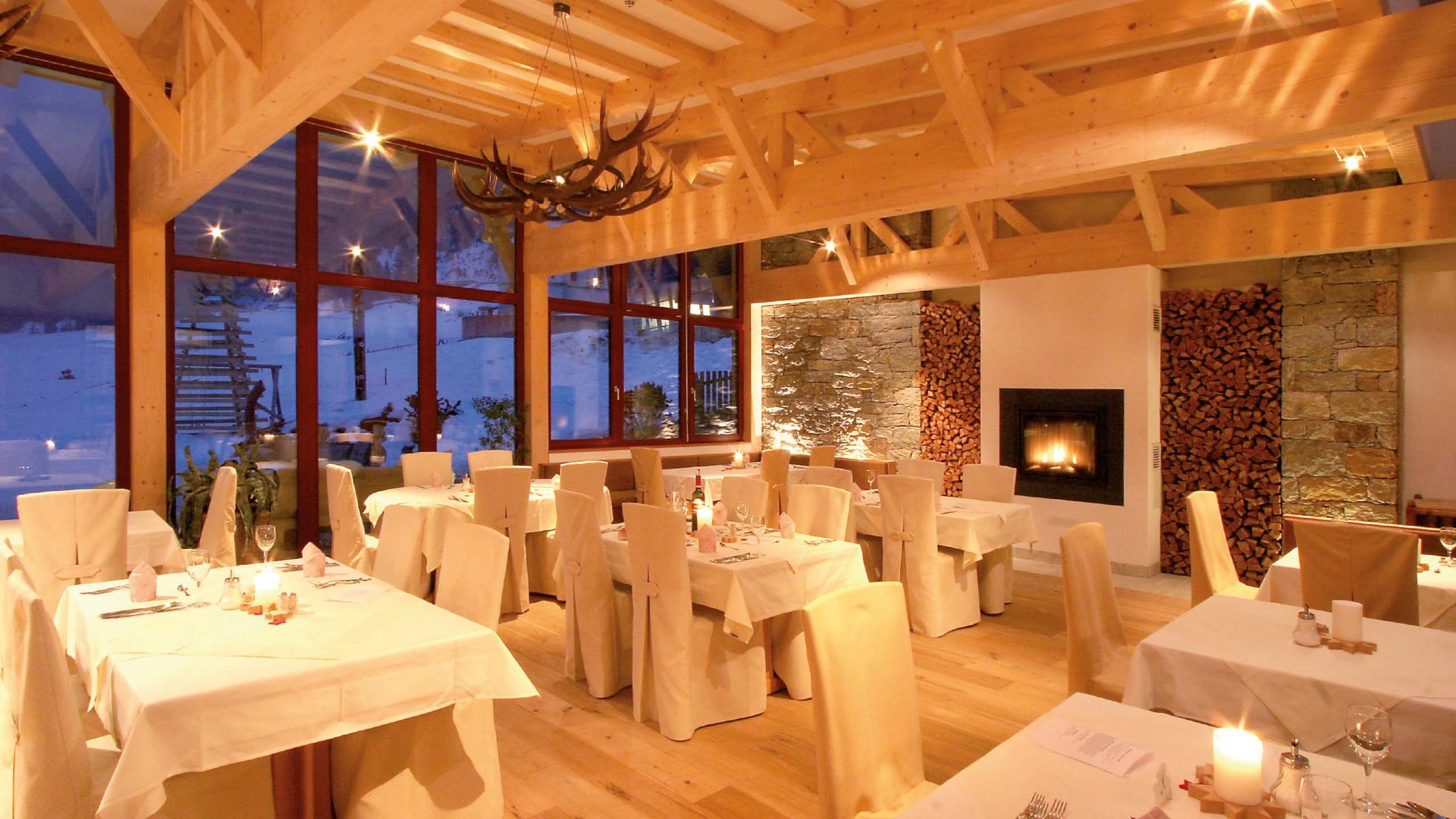 Elegantes und einladendes Restaurant im Hotel Bella Vista, mit stilvoller Einrichtung und einer gemütlichen Atmosphäre, perfekt für kulinarische Genüsse inmitten der beeindruckenden Südtiroler Berglandschaft.